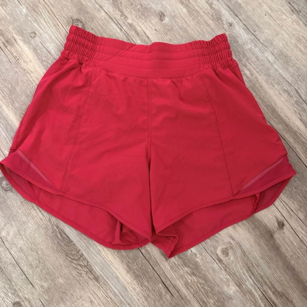 Lululemon Hotty Hot High-Rise Lined Short 4" in
Passionate size 6